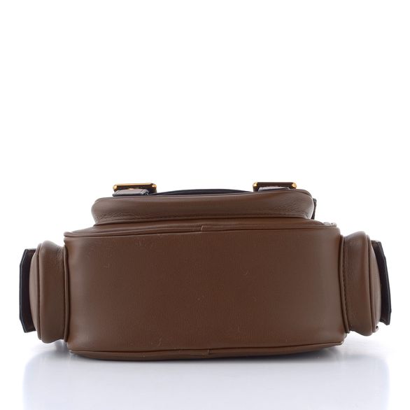 Hispanitas crossbody kabelka s klopou avellana BI254143