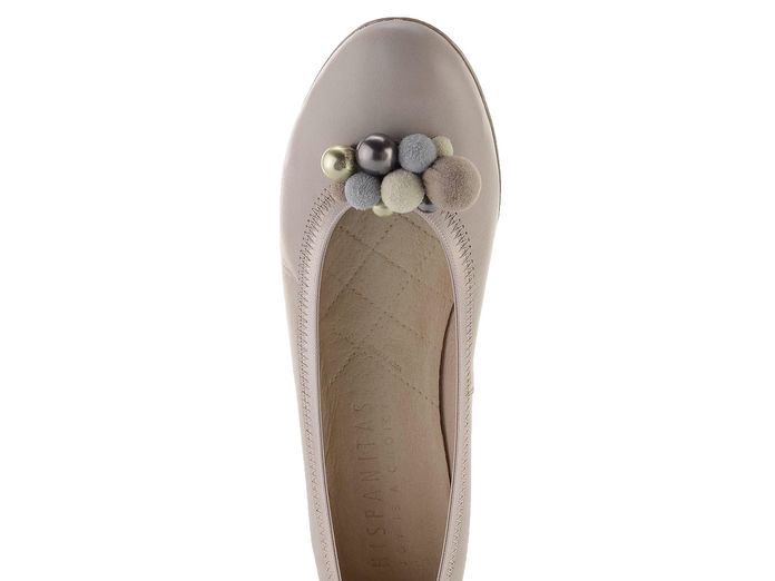 Hispanitas lodičky s bambulkami Andros Nougat PHV86758